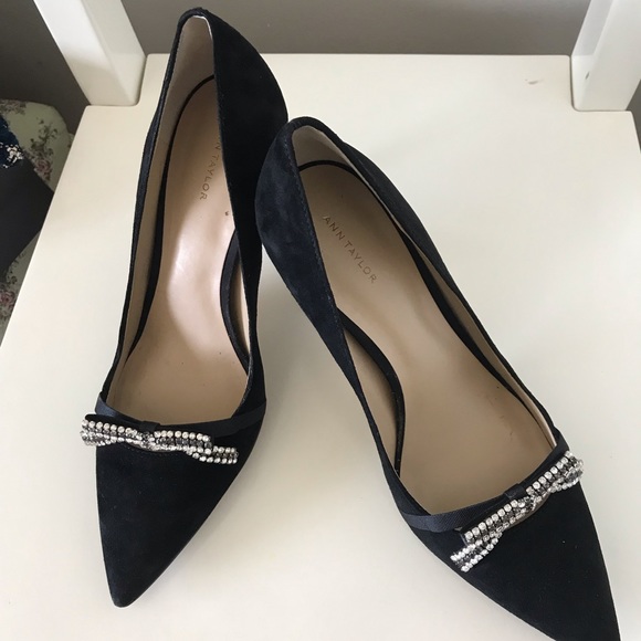 Ann Taylor suede bow pump - Picture 4 of 5